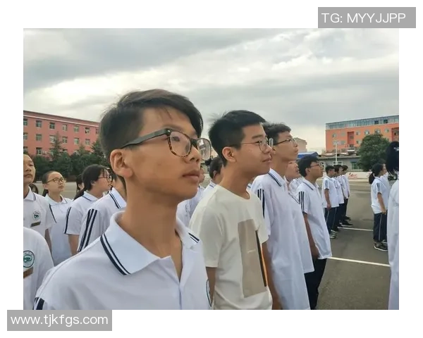 秃头足球明星的荣耀与挑战：他们如何突破外界偏见展现自我风采